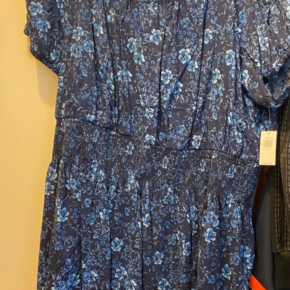Old navy smocked waisted dress. Elastic sleeves Blue with white flowers. - Picture 2 of 3
